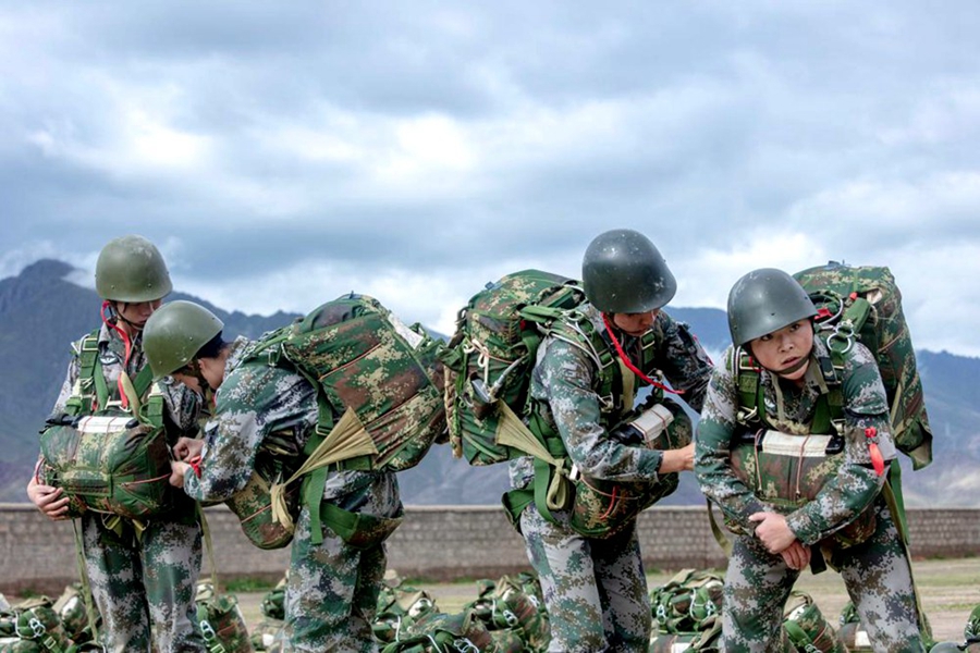 La foto muestra a las paracaidistas preparándose para un salto en paracaídas. (Foto / Wang Shudong)