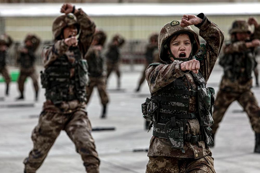 La foto muestra a mujeres soldados durante el entrenamiento. (Foto / Wang Shudong)