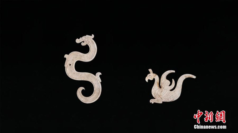 Artefactos de jade en forma de dragón y fénix, hallados en la tumba de Guozishan, provincia de Jiangxi. (Foto: proporcionada por el Instituto Provincial de Reliquias Culturales y Arqueología de Jiangxi)