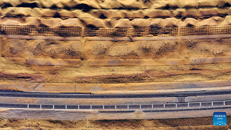 Abre al tráfico la primera autopista en el desierto en Ningxia 