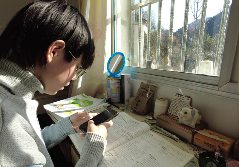 Liu Hongrui estudiando en su habitación. (Foto: Pueblo en Línea/ Xu Mingyue)