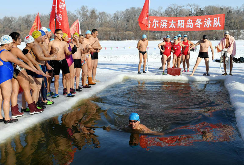 Más de 20 nadadores de invierno se reúnen en el Parque de la Isla del Sol en Harbin, provincia de Heilongjiang, para enviar sus buenos deseos a los atletas que competirán en los próximos Juegos Olímpicos de Invierno Beijing 2022. [Foto: Liu Yang/China Daily]