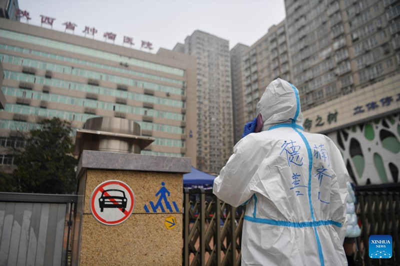 Voluntarios ayudan en la “cocina de lucha contra la epidemia" en Deshan, Xi'an