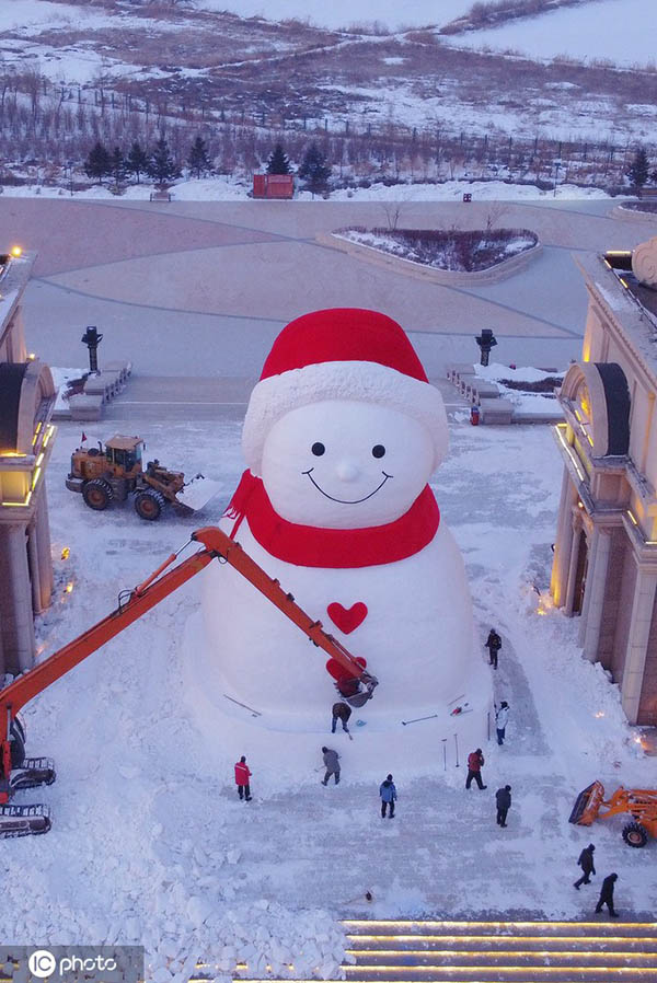 Gran muñeco de nieve saluda en Harbin