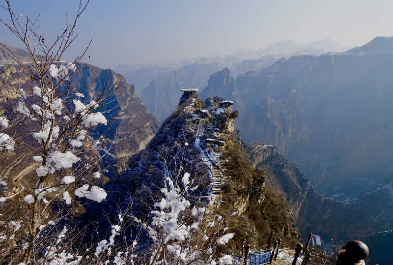 Un paisaje helado de cuento de hadas atrae a los turistas al Cañón Tongtianxia