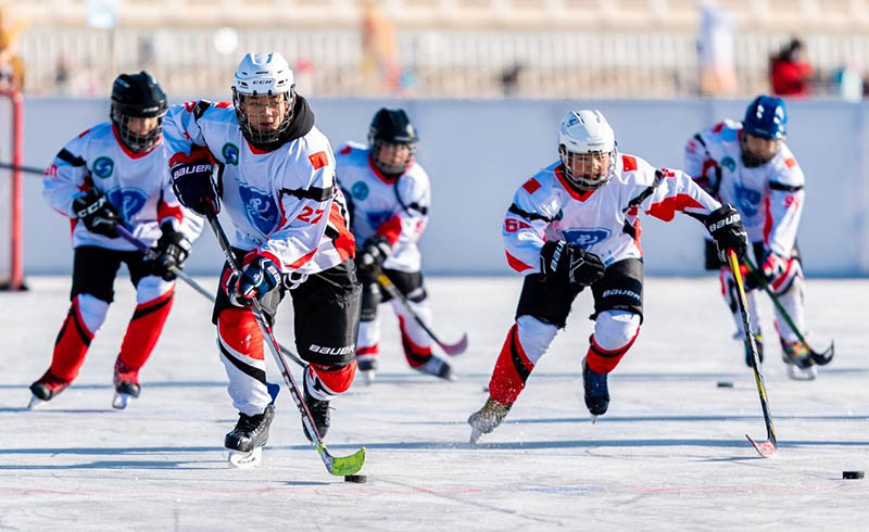 El 1 de enero de 2022, los aficionados del hockey sobre hielo practican el deporte en una pista de hielo de Donghe en Hohhot, Mongolia Interior. Ding Genhou/Pueblo en Línea