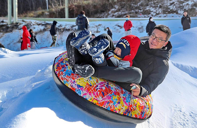 El 3 de enero de 2022, los turistas se divierten con un flotador sobre la nieve en el área escénica de Laojunding en Shimenzhai, ciudad de Qinhuangdao, provincia de Hebei. Cao Jianxiong/Pueblo en Línea