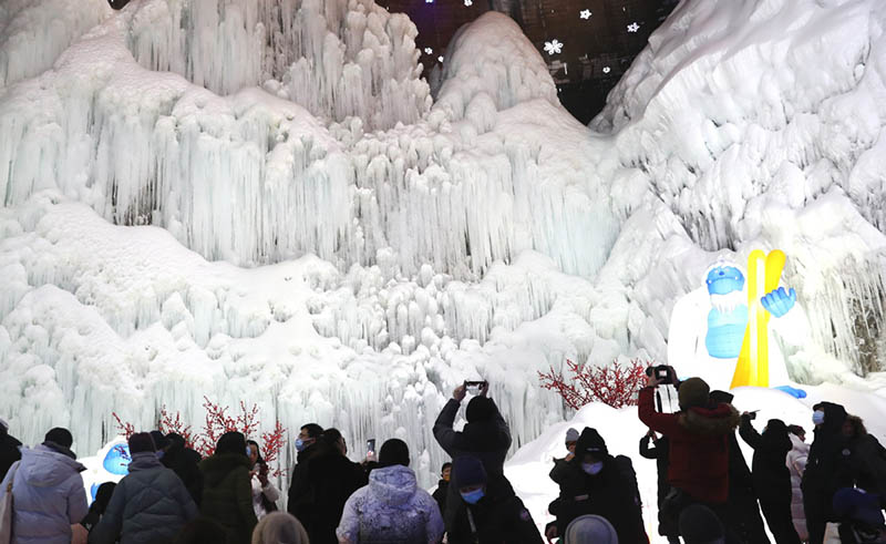 Cascada de hielo en la Garganta Longqing, 15 de enero del 2022. [Foto: Zou Hong/China Daily]
