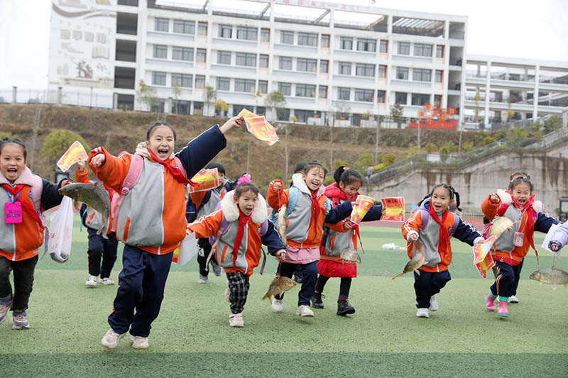 Escuela primaria de Guangxi premia los buenos resultados con carpas vivas