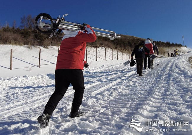 El grupo de apoyo de equipos meteorológicos de la zona de Zhangjiakou de los Juegos Olímpicos de Invierno de Beijing trasladó el equipo a la estación "Yunding No. 1". Fuente de la imagen: Red de Noticias Meteorológicas de China