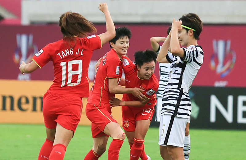 Zhang Linyan (tercera izquierda) y Wang Shanshan (segunda izquierda) celebran el gol en la final de la Copa Asiática Femenina de la AFC contra Corea del Sur en Mumbai, India, el 6 de febrero de 2022. [Foto/Xinhua]