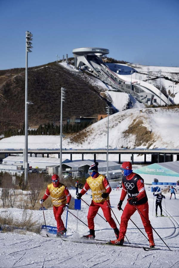 El 2 de febrero de 2022, los atletas realizaron un entrenamiento previo a la competición de esquí de fondo en el Centro Nacional de Esquí de Fondo en Zhangjiakou. Foto por Jiang Yushi, Diario del Pueblo.