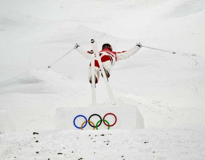 El 2 de febrero de 2022, los atletas practicaron habilidades en la nieve del esquí de estilo libre en el área de competiciones de Zhangjiakou. Foto por Jiang Yushi, Diario del Pueblo.