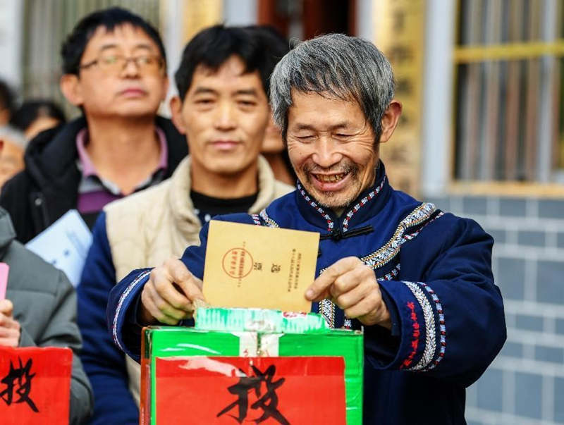 El 5 de diciembre de 2021, los aldeanos emitieron sus votos para la Asamblea Popular Condal en el centro de votación de Yushenwa en la aldea Shaxi, condado autónomo Tujia y Miao de Youyang, ciudad de Chongqing. He Yi/Pueblo en Línea