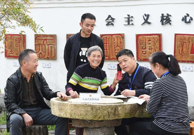 El 26 de octubre de 2021, en la aldea de Longma, distrito Lin'an, provincia de Zhejiang, los diputados de la Asamblea Popular Nacional escucharon las opiniones y sugerencias de los votantes. Jin Kaihua/Pueblo en Línea