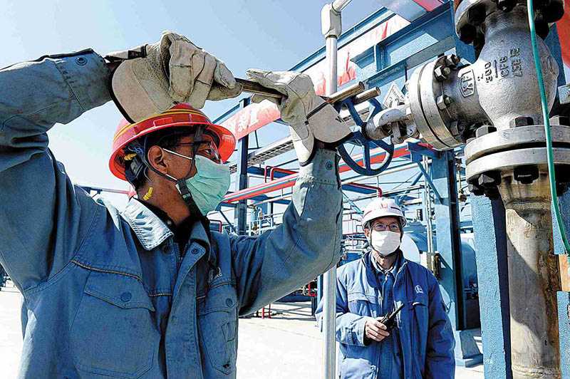 Los trabajadores de Sinopec Yanshan Petrolchemical revisan el equipo de purificación de hidrógeno que proporciona energía limpia para los vehículos durante los Juegos Olímpicos de Invierno Beijing 2022. [Foto: proporcionada a China Daily]