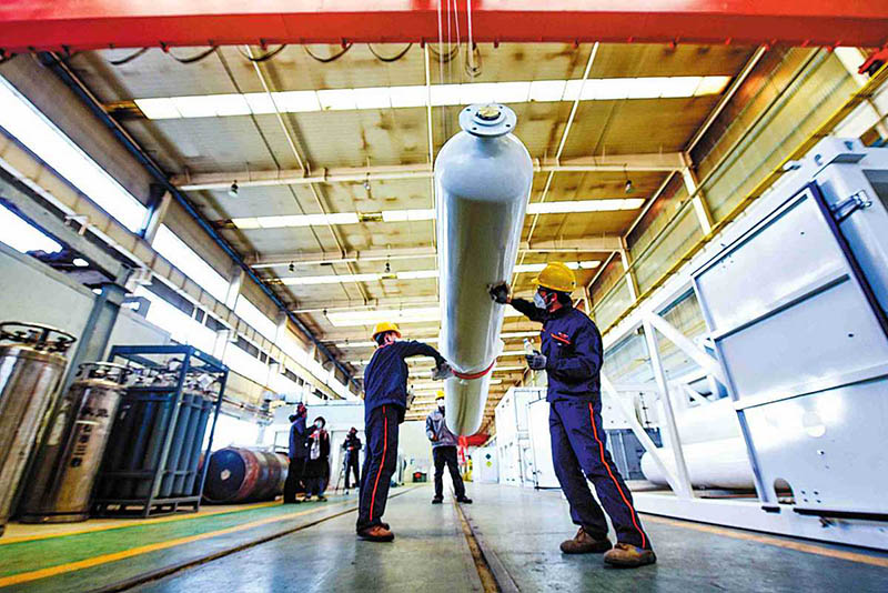 Trabajadores inspeccionan un tubo de hidrógeno en una fábrica de camiones en la ciudad de Luanxian, provincia de Hebei. Los vehículos se están utilizando para entregar el gas a las sedes de los Juegos Olímpicos de Invierno Beijing 2022. (Foto: Li Mingfa/China Daily)