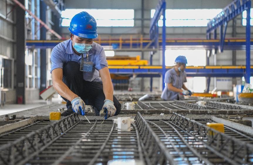 El 17 de septiembre de 2021, en el taller de producción de componentes de construcción prefabricados de Hainan Weite Construction Technology Co., Ltd., el personal trabaja soldando las barras de acero. Su Bikun/Pueblo en Línea