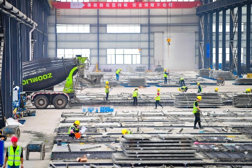 El 3 de noviembre de 2021, en el taller de producción de edificios prefabricados de Ganzhou Construction Industrialization Co., Ltd. en la provincia de Jiangxi, los trabajadores preparan los pedidos de productos. Hu Jiangtao/Pueblo en Línea