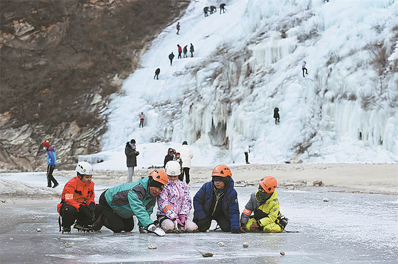Un instructor practica con sus estudiantes en el sitio de la escalada. (Foto: Wei Xiaohao/ China Daily)