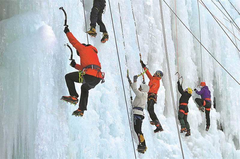 Entusiastas practican en una pared de hielo, 15 de enero del 2022. (Foto: Wei Xiaohao/ China Daily)