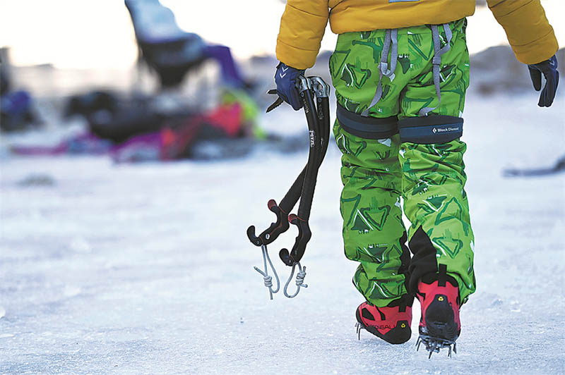 Instructor en la zona de escalada en hielo de Yunmeng, 15 de enero del 2022. (Foto: Wei Xiaohao/ China Daily)