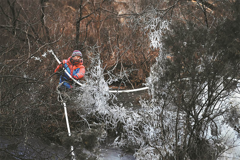 Yu Kaiyi trabaja en la creación de una formación de hielo en una pendiente, 17 de diciembre del 2021. (Foto: Wei Xiaohao/ China Daily)