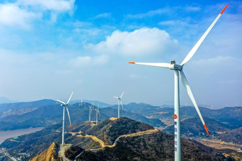 La foto tomada el 8 de enero de 2022 muestra turbinas eólicas en la isla de Qushan, condado Daishan, ciudad de Zhoushan, provincia de Zhejiang, en el este de China. (Foto de Yao Feng/Pueblo en Línea)