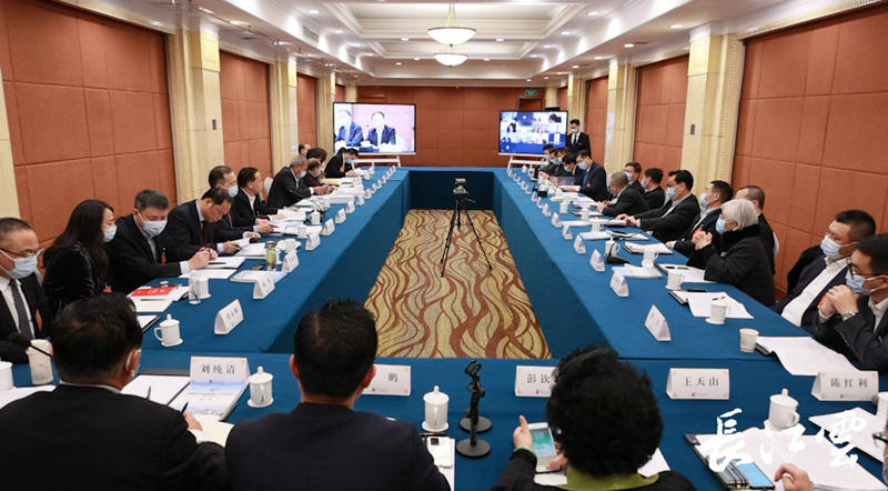 Veintinueve miembros del comité provincial de Hubei de la Conferencia Consultiva Política del Pueblo Chino (CCPPCh) de Hong Kong y Macao, que no pudieron asistir a la sesión de este año en el lugar debido a la pandemia de COVID-19, participaron en discusiones a través de un enlace de video, el 20 de enero de 2022. (Foto/ hbtv.com.cn)