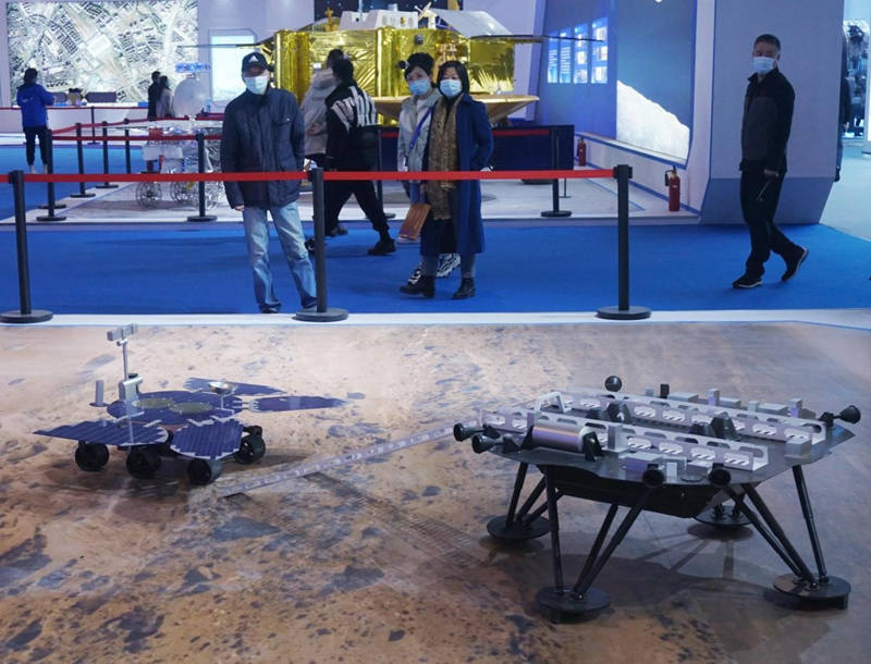 El 4 de diciembre de 2020, los modelos del primer módulo de aterrizaje "Tianwen-1" de la sonda marciana de China y el robot marciano "Zhurong" fueron fotografiados en la Exposición Internacional de la Industria del Transporte Inteligente de Zhejiang 2020 celebrada en Hangzhou. Long Wei / Pueblo en Línea