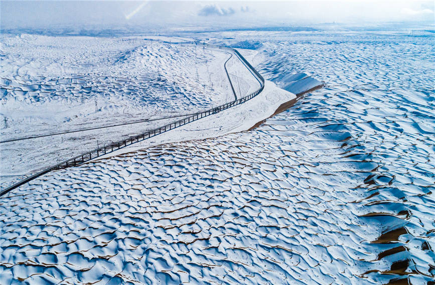 El ferrocarril de Dunhuang serpentea por el desierto de Gobi. Foto cortesía de China Railway Lanzhou Group Co.,Ltd.