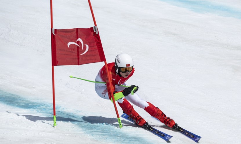 Liang Jingyi compite en el esquí alpino de pie super-G masculino en el Centro Nacional de Esquí Alpino de Yanqing, 6 de marzo del 2022. (Foto: VCG)