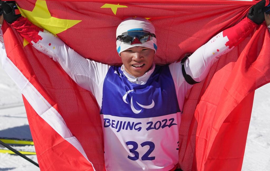 Atleta chino Liu Mengtao gana medalla de oro de distancia media de parabiatlón masculino en Beijing 2022
