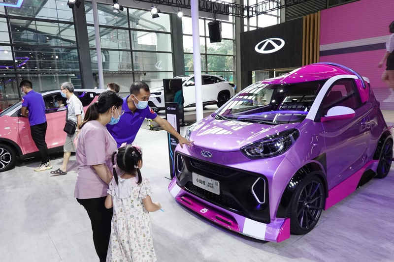 Los ciudadanos observan vehículos de nueva energía en la Exposición Internacional de Automóviles del Área de la Gran Bahía de Guangdong-Hong Kong-Macao, el 24 de julio de 2021. Hu Zhihui / Pueblo en Línea