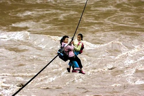 Las dos hermanas que cruzaban camino a la escuela un río en canopy hoy abrazan una vida mejor