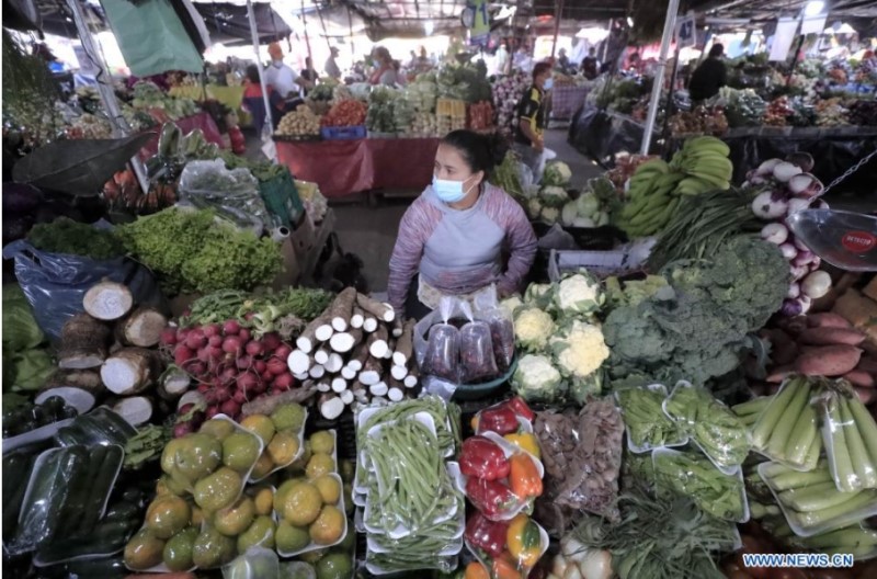 Una mujer vende verduras en un mercado, en Tegucigalpa, Honduras, el 11 de marzo de 2022. (Xinhua/Rafael Ochoa)