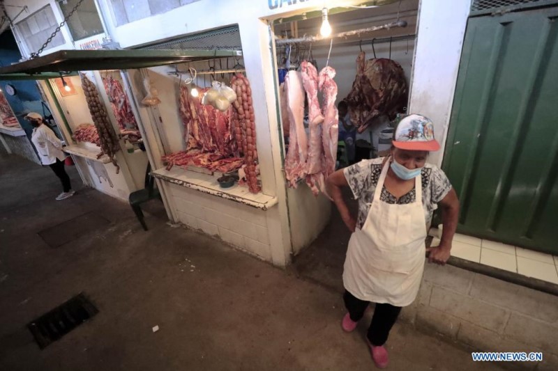Una mujer espera por clientes en una carnicería en un mercado, en Tegucigalpa, Honduras, el 11 de marzo de 2022. (Xinhua/Rafael Ochoa)
