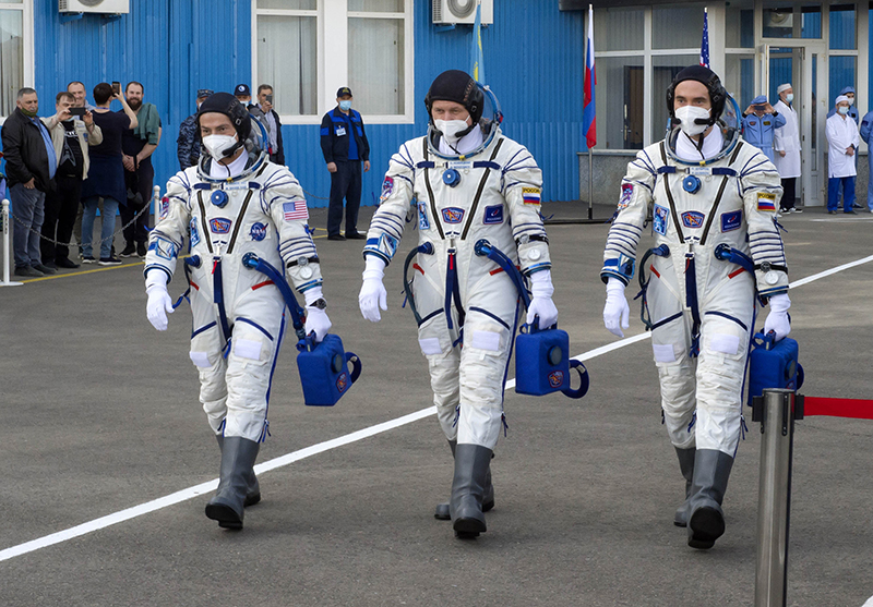 Cosmonautas de la agencia espacial rusa Roscosmos, Pyotr Dubrov, Oleg Novitskiy y el astronauta de la NASA, Mark Vande Hei, posan para una foto antes de su expedición a la Estación Espacial Internacional en Star City, Rusia, 20 de marzo del 2021. [Foto: VCG]