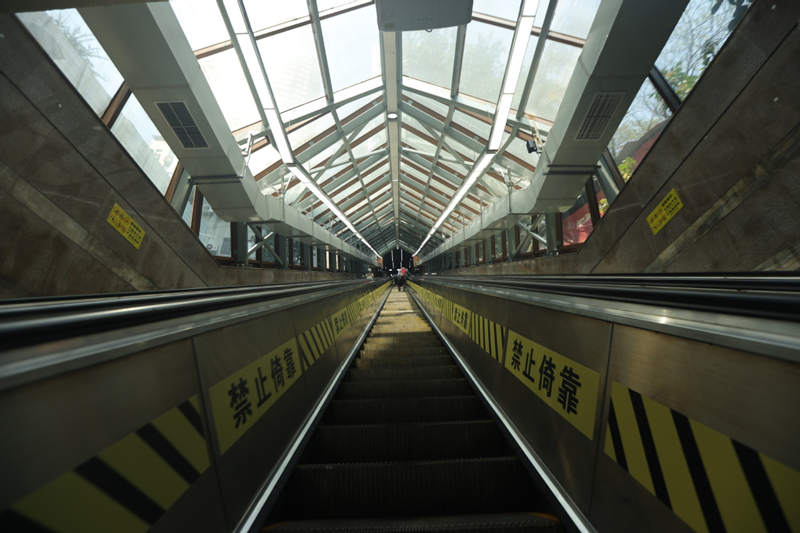 La gran escalera mecánica Lianglukou Huangguan de Chongqing (Escalera Mecánica Corona de Chongqing), la más larga de China y la segunda más larga de Asia, volvió a entrar en servicio después de un mantenimiento de cuatro meses. [Foto: Deng Rui/ Chinadaily.com.cn]