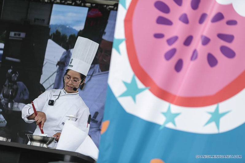  Una chef realiza una actividad durante el festival de gastronomía "Alimentarte" en el Parque Simón Bolívar, en Bogotá, Colombia, el 19 de marzo de 2022. El festival de gastronomía más importante en Colombia "Alimentarte" se llevará a cabo por cuatro fines de semana en distintos parques icónicos de la ciudad. (Xinhua/Jhon Paz)