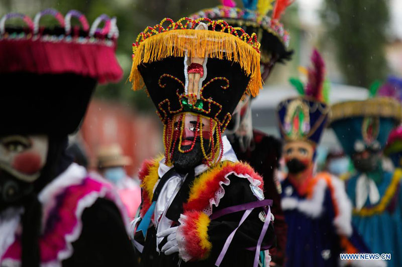 Una persona disfrazada participa en el Carnaval de Xochimilco 2022 en Xochimilco, en la Ciudad de México, capital de México, el 18 de marzo de 2022. (Xinhua/Francisco Cañedo)
