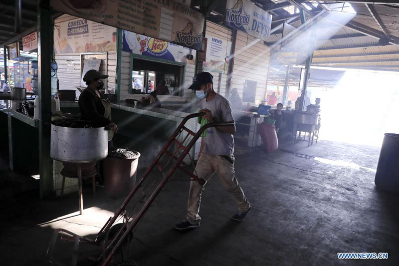 Un joven camina por un mercado, en Tegucigalpa, Honduras, el 18 de marzo de 2022. (Xinhua/Rafael Ochoa)