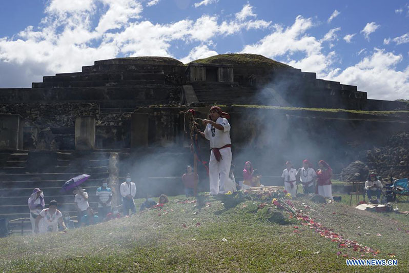 Un indígena participa en una ceremonia durante la celebración del equinoccio de primavera en el sitio arqueológico Tazumal, en la municipalidad de Chalchuapa, en el departamento de Santa Ana, El Salvador, el 20 de marzo de 2022. (Xinhua/Alexander Peña)