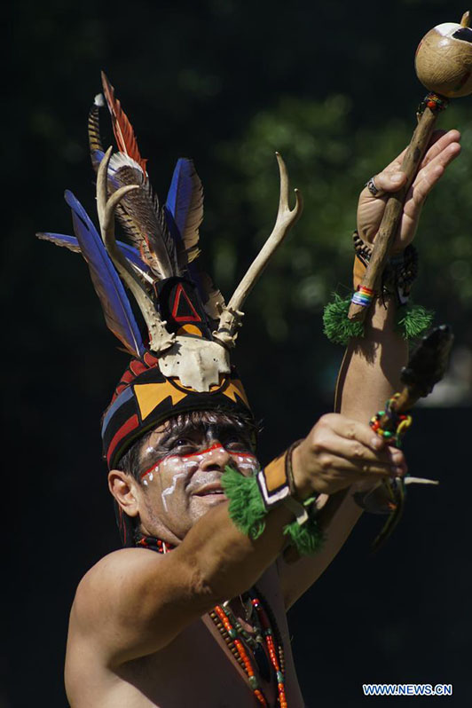 Un indígena salvadoreño baila durante la celebración del equinoccio de primavera en el sitio arqueológico Tazumal, en la municipalidad de Chalchuapa, en el departamento de Santa Ana, El Salvador, el 20 de marzo de 2022. (Xinhua/Alexander Peña)