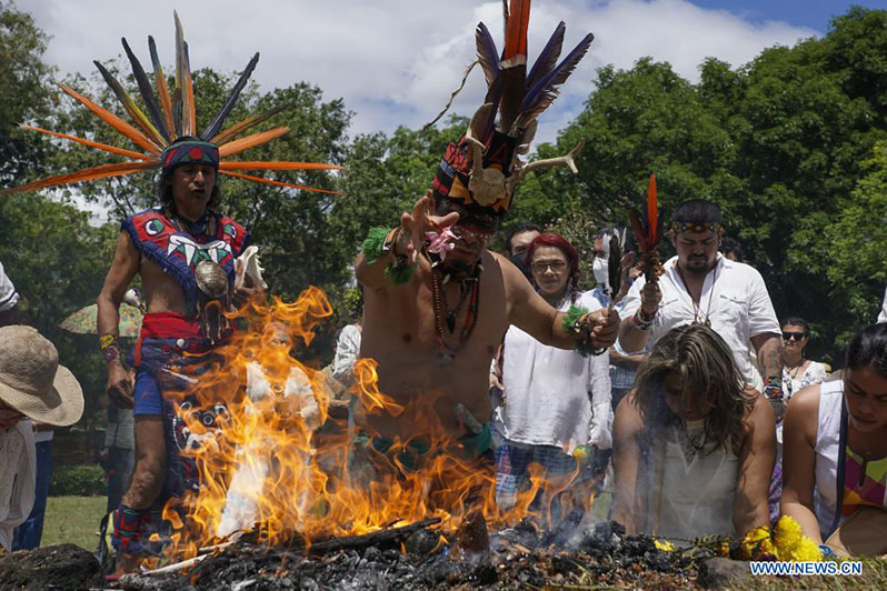 Un indígena salvadoreño participa en una ceremonia durante la celebración del equinoccio de primavera en el sitio arqueológico Tazumal, en la municipalidad de Chalchuapa, en el departamento de Santa Ana, El Salvador, el 20 de marzo de 2022. (Xinhua/Alexander Peña)