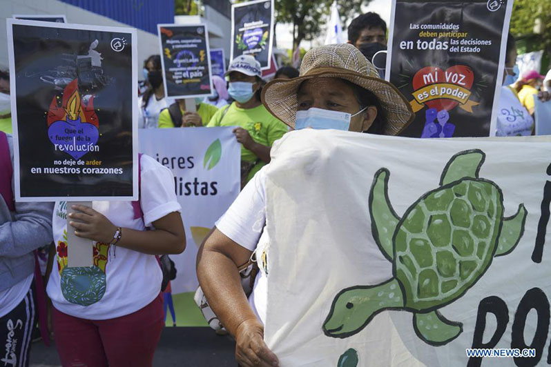 Personas participan en manifestación en marco del Día Mundial del Agua en El Salvador