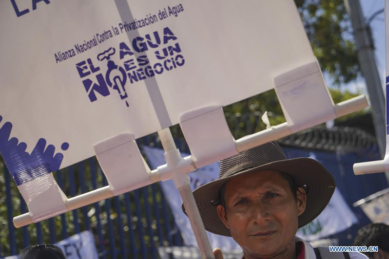 Un hombre sostiene un cartel mientras participa en una manifestación en el marco del Día Mundial del Agua, en el departamento de San Salvador, El Salvador, el 22 de marzo de 2022. El Día Mundial del Agua se conmemora anualmente el 22 de marzo para recordar la relevancia del vital líquido. (Xinhua/Alexander Peña)