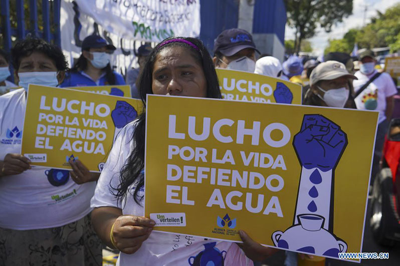 Personas participan en una manifestación en el marco del Día Mundial del Agua, en el departamento de San Salvador, El Salvador, el 22 de marzo de 2022. El Día Mundial del Agua se conmemora anualmente el 22 de marzo para recordar la relevancia del vital líquido. (Xinhua/Alexander Peña)