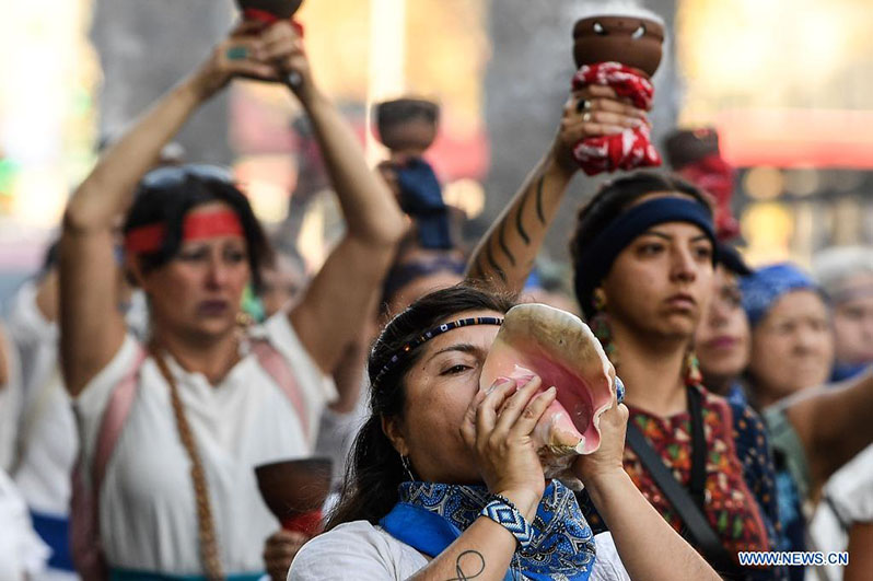 Mujeres participan en una manifestación en el marco del Día Mundial del Agua, en Santiago, capital de Chile, el 22 de marzo de 2022. El Día Mundial del Agua se conmemora anualmente el 22 de marzo para recordar la relevancia del vital líquido. (Xinhua/Jorge Villegas)