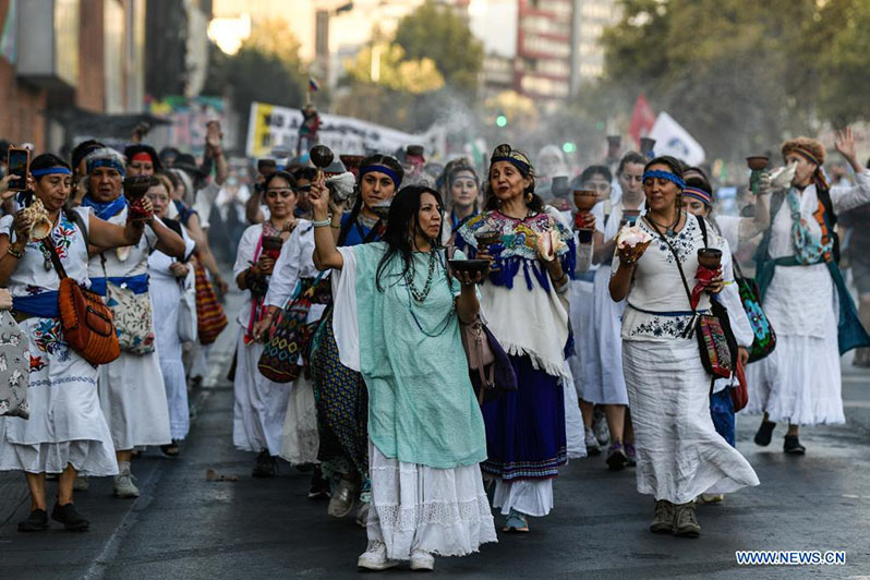 Mujeres participan en una manifestación en el marco del Día Mundial del Agua, en Santiago, capital de Chile, el 22 de marzo de 2022. El Día Mundial del Agua se conmemora anualmente el 22 de marzo para recordar la relevancia del vital líquido. (Xinhua/Jorge Villegas)